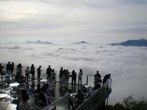 Rasakan Pengalaman Makan dengan Pemandangan di Atas Awan