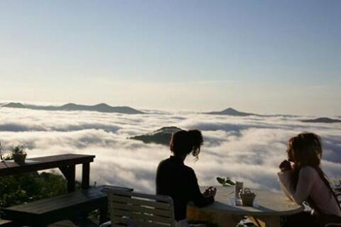 Rasakan Pengalaman Makan dengan Pemandangan di Atas Awan