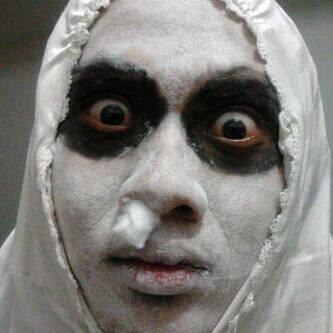 Pocong di perlintasan rel kereta Guruminda Bandung