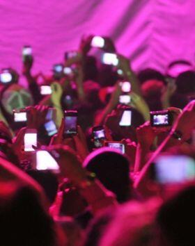5 perilaku penonton konser yang paling menyebalkan