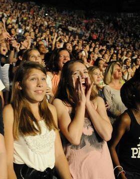 5 perilaku penonton konser yang paling menyebalkan