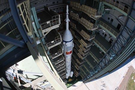 China launches three person crew on Shenzhou-10