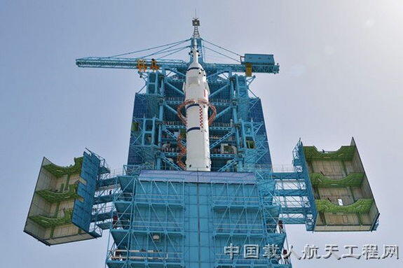 China launches three person crew on Shenzhou-10