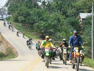 Ditegur touring tak pakai helm, bupati Inhu ancam demo DPRD