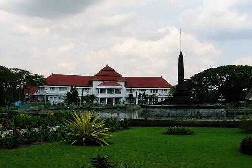 Empat Tempat Makan Jadul di Kota Apel