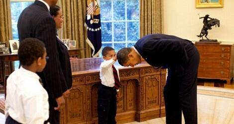 Satu-satunya!! Bocah ini Berani Pegang Kepala Obama