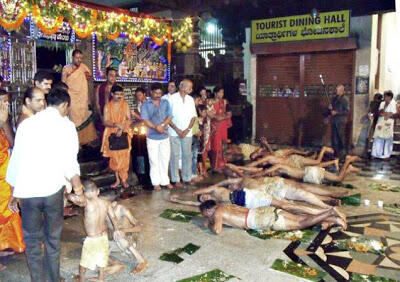 Ritual Unik, Mandi Air Ludah di India