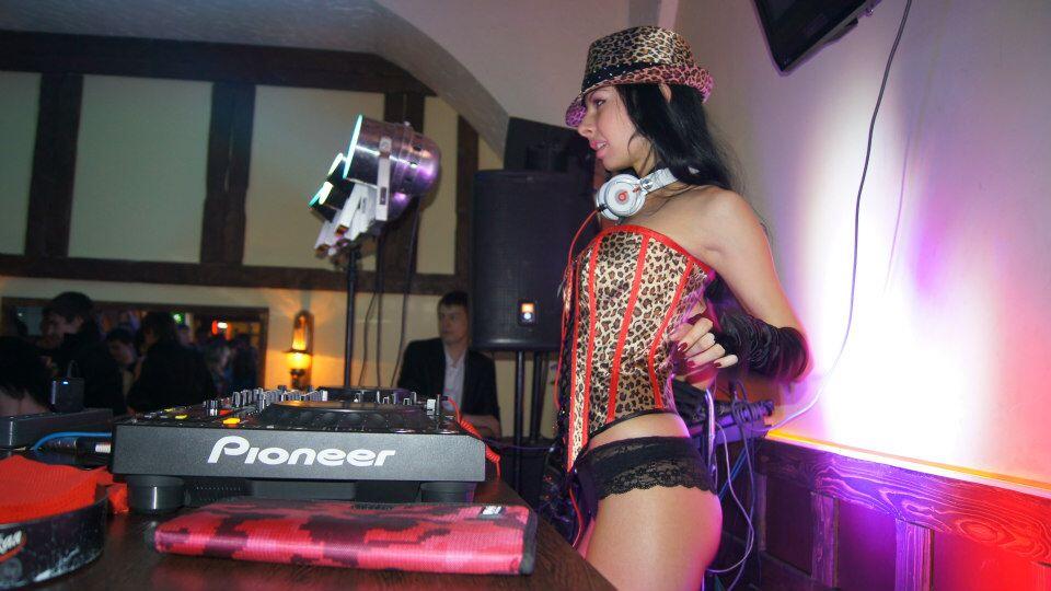 &#91;HOT&#93; Topless DJ Milana