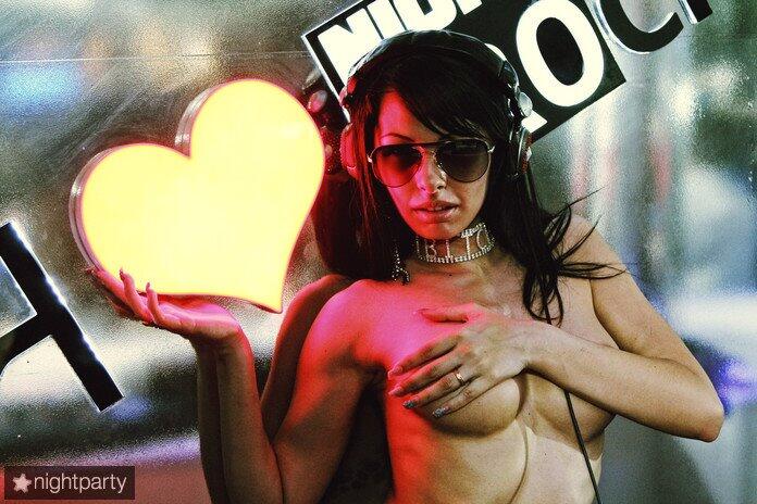 &#91;HOT&#93; Topless DJ Milana