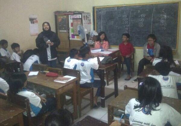 Relawan Berikan Bimbel Gratis bagi Anak Kurang Mampu