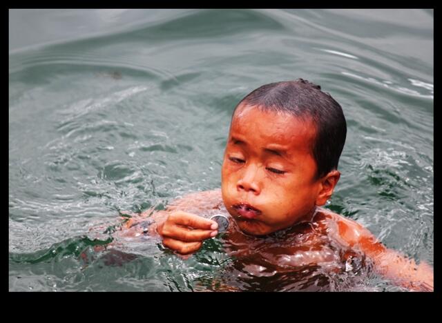 Pemburu Koin Di Danau Toba, Sumatera Utara