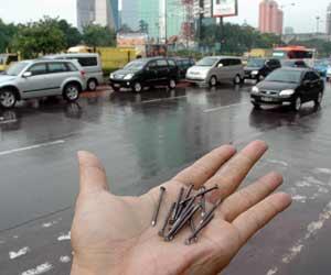 waspada para pengendara, jalan2 rawan ranjau paku di jakarta.