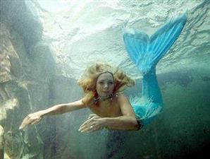 Putri Duyung biasa gan !! kalo PUTRA DUYUNG ????