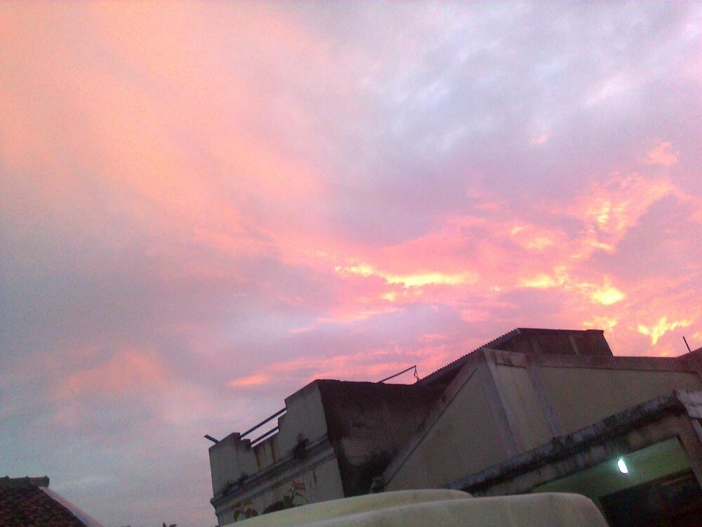 Langit Berwarna Merah &amp; Putih 