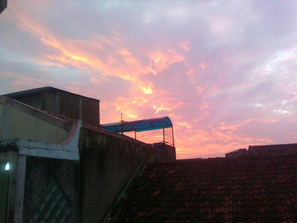 Langit Berwarna Merah &amp; Putih 