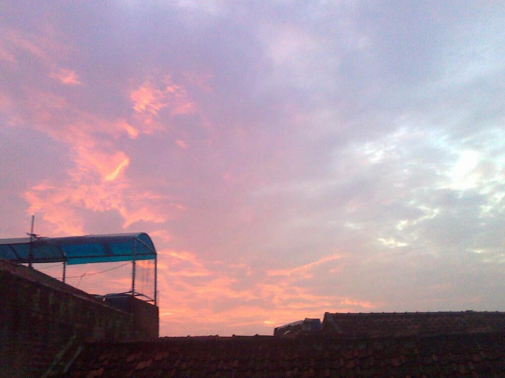 Langit Berwarna Merah &amp; Putih 