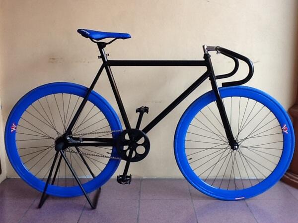 Terjual SEPEDA FIXIE HITAM BIRU  KASKUS