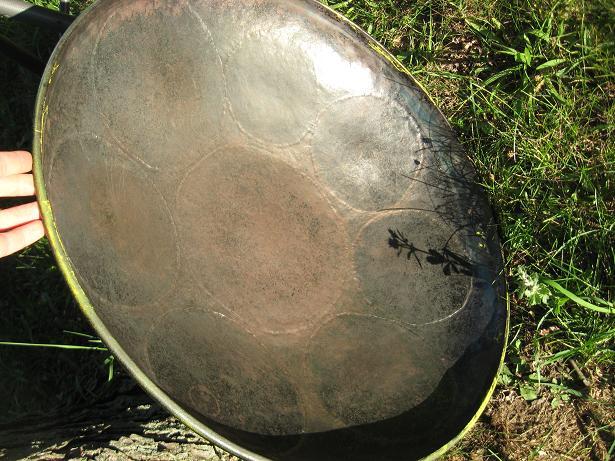 alat musik hang drum bentuk mirip UFO dan memiliki suara yang unik