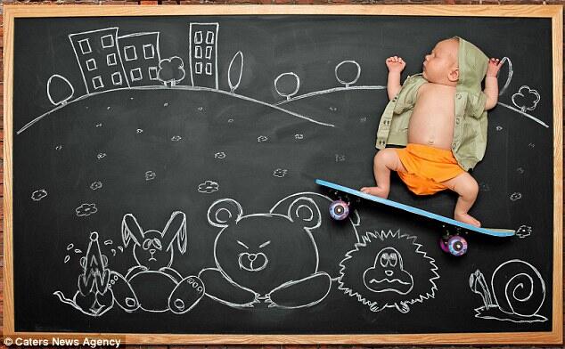 Ide Foto Bayi Yang Unik: Tidur di Atas Papan Tulis