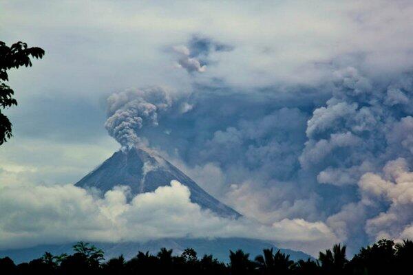 20 Foto Letusan Gunung Berapi Terdahsyat 