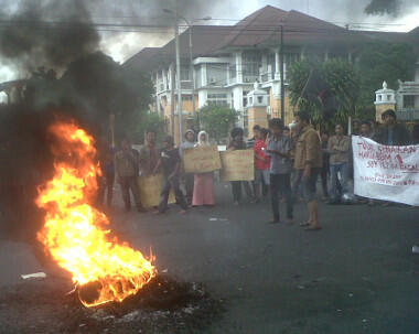 Warga Marah Marah Karena Mahasiswa Demo Tutup Jalan Tolak Kenaikan Harga BBM,