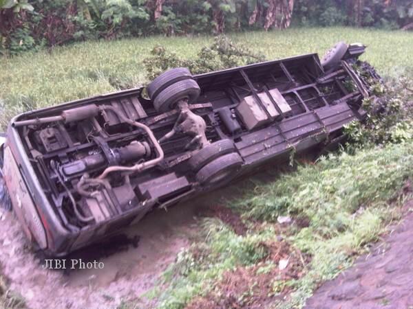 KECELAKAAN BUS EKA DI MASARAN SRAGEN : TERGULING DI PERSAWAHAN 