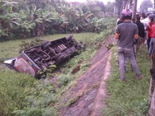 KECELAKAAN BUS EKA DI MASARAN SRAGEN : TERGULING DI PERSAWAHAN 