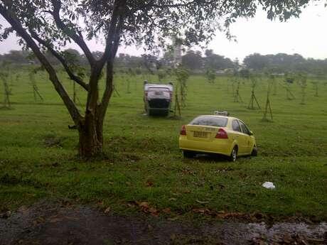 &#91;pic&#93;&#91;taksi vs avanza&#93;Kecelakaan, Mobil Avanza Terbalik
