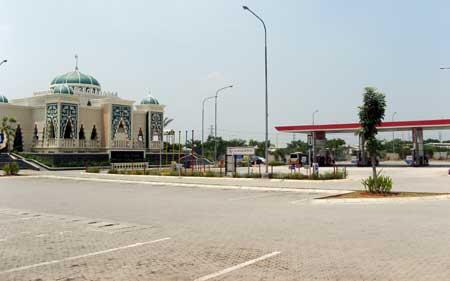 Ada “perempuan malaikat” di masjid At – Taubah, Rest area tol Cikampek 