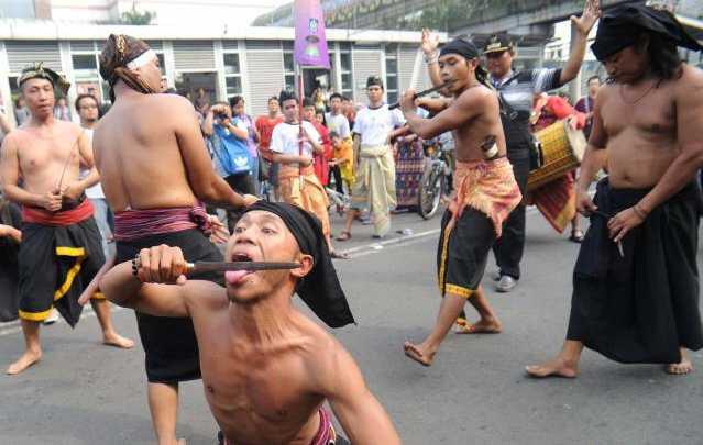 Atraksi kebal tubuh warga Sasak hebohkan warga di Bundaran HI