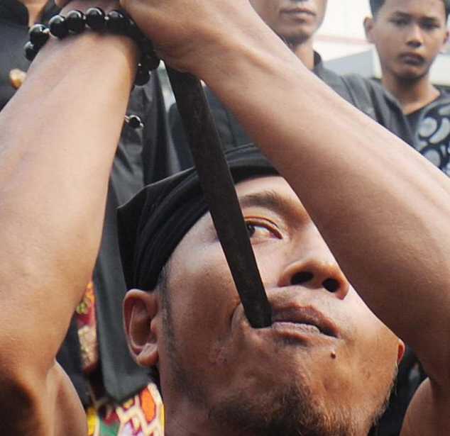 Atraksi kebal tubuh warga Sasak hebohkan warga di Bundaran HI