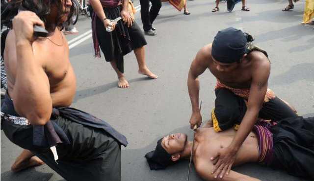 Atraksi kebal tubuh warga Sasak hebohkan warga di Bundaran HI