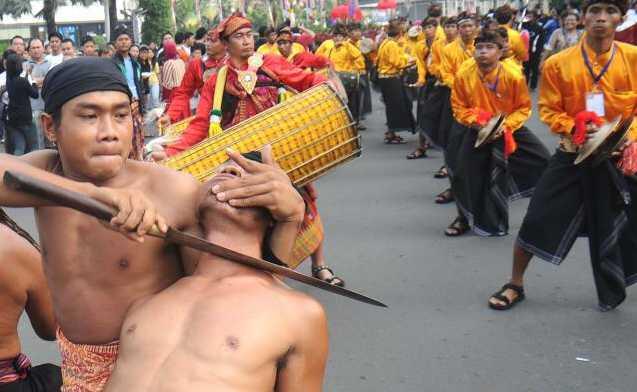 Atraksi kebal tubuh warga Sasak hebohkan warga di Bundaran HI