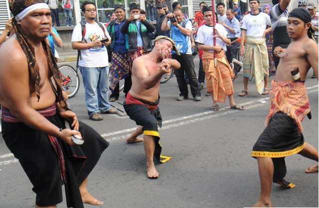 Atraksi kebal tubuh warga Sasak hebohkan warga di Bundaran HI