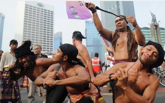 Atraksi kebal tubuh warga Sasak hebohkan warga di Bundaran HI