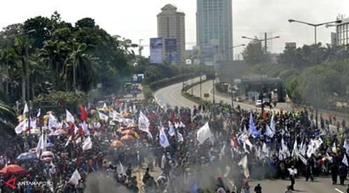 Massa Buruh: Harga BBM Naik, Kami Tutup Jalan Tol