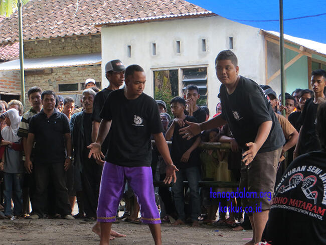 menikmati hiburan rakyat &quot;kesenian jatilan&quot; video inside kualitas HD