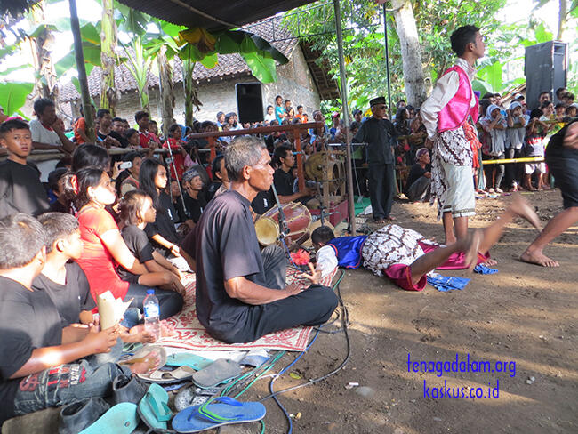 menikmati hiburan rakyat &quot;kesenian jatilan&quot; video inside kualitas HD