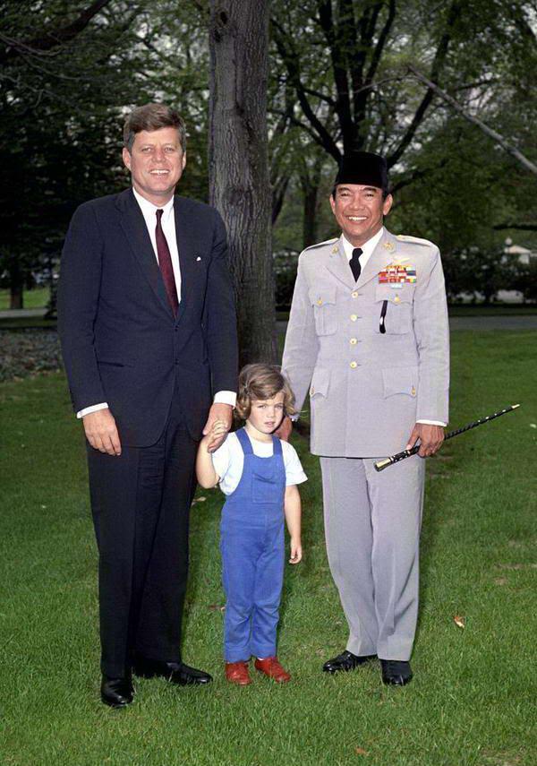 foto berwarna BUNG KARNO dengan presiden amrik