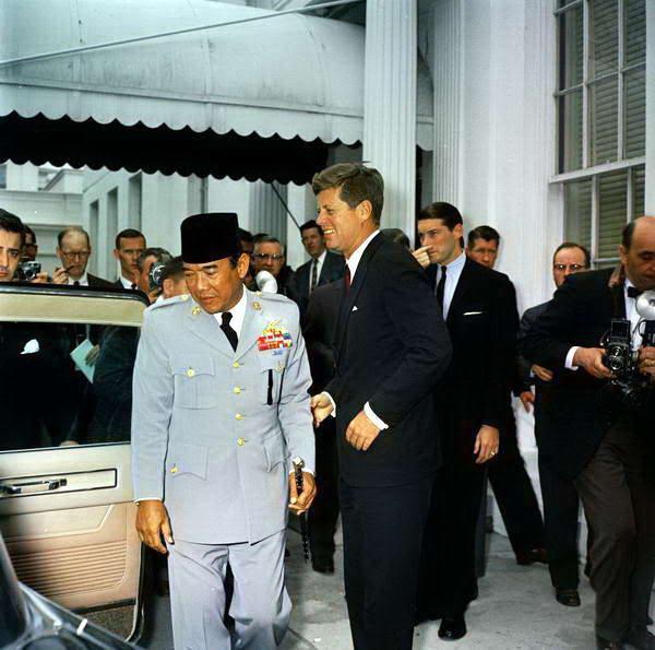 foto berwarna BUNG KARNO dengan presiden amrik