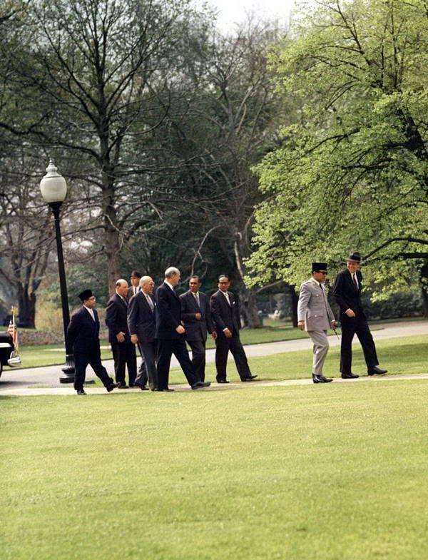 foto berwarna BUNG KARNO dengan presiden amrik