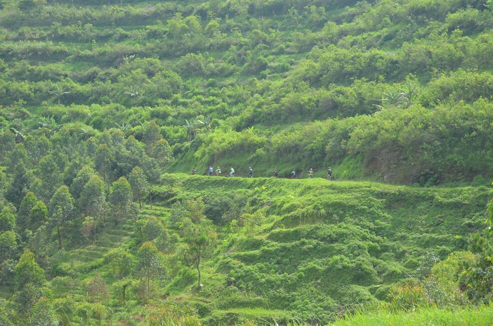 BUKIT TUNGGUL, wisata gunung yang masih asri di dekat Bandung
