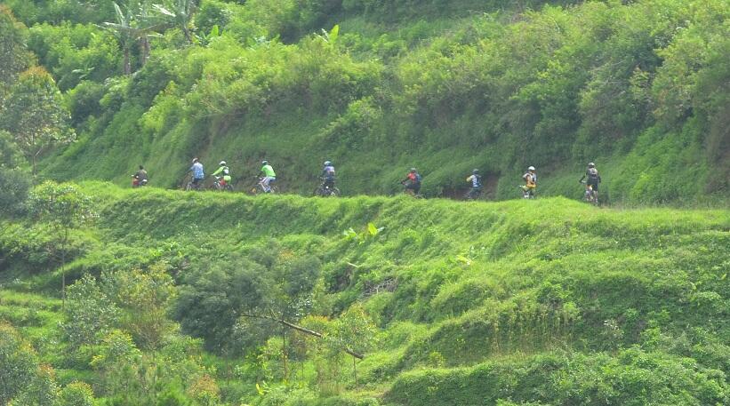BUKIT TUNGGUL, wisata gunung yang masih asri di dekat Bandung