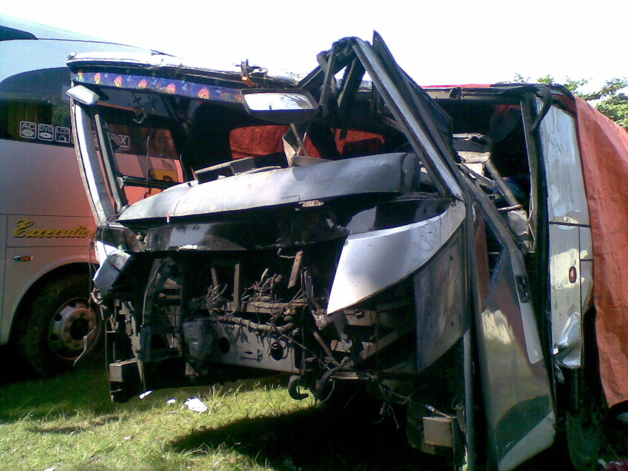 Foto Bus PO. EKA Yang Kemarin Nyungsep di Sawah