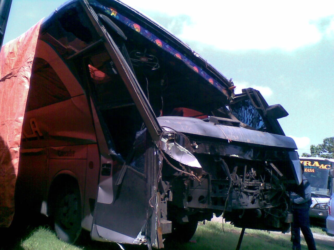 Foto Bus PO. EKA Yang Kemarin Nyungsep di Sawah