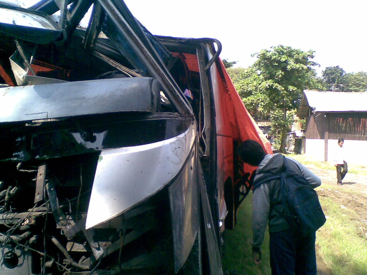 Foto Bus PO. EKA Yang Kemarin Nyungsep di Sawah