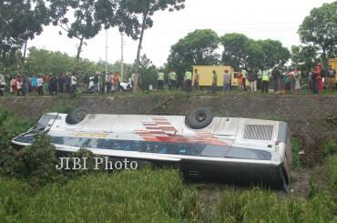 Foto Bus PO. EKA Yang Kemarin Nyungsep di Sawah
