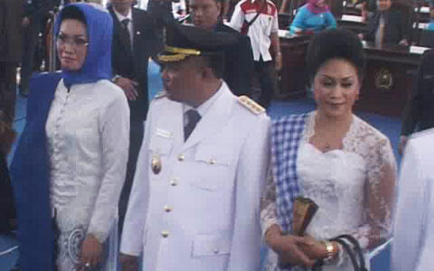 Bupati bawa dua istri pada saat pelantikan. aceng mah lewat....!!!!