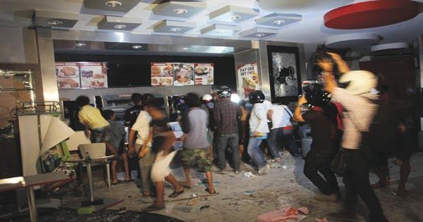 Demo Tolak Kenaikan BBM , Massa Jarah dan Bakar Restoran KFC Medan