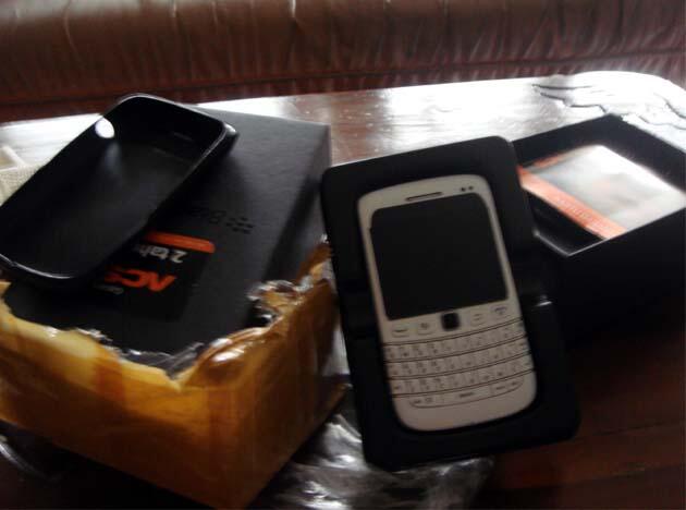 WTS: BB Dakota 9900 WHITE.. Garansi TAM Panjang.. Fullset Dan Mulus. Di pantau dl gan